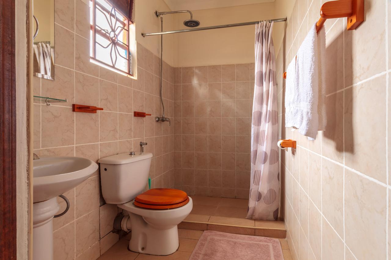 Airport Guesthouse 엔테베 외부 사진